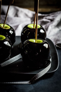 archiemcphee:  Here’s a deliciously sinister yet simple Halloween treat: Poison Toffee Apples by Alida Ryder of Simply Delicious Food. It takes just a few drops of black gel food coloring to give the candy coating on the apples that wonderfully wicked