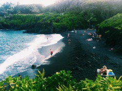 eartheld:  teafolly:  whtkd:  philoxaly:  luckywelivecalifornia:  sydneytakesphotos:  black sand is better  i can’t believe the notes!!!!  Is this in Hawaii? Or an island with a volcano??  WTF  If you think black sand is better try going to whitehaven