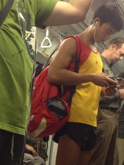 mantop1069:  新加坡捷運上那個穿著超級性感運動短褲的滑船校隊…