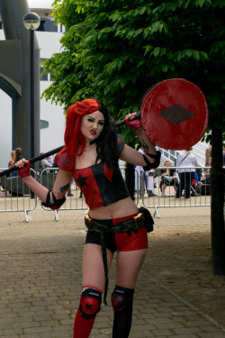 hotcosplaychicks:  more harley quinn by epicmeerkat99 Check out http://hotcosplaychicks.tumblr.com for more awesome cosplay