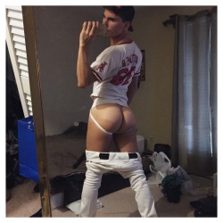bonermakers:  Baseball boys just make me weak at the knees and hard in the pants.  Sweet fuckable ass