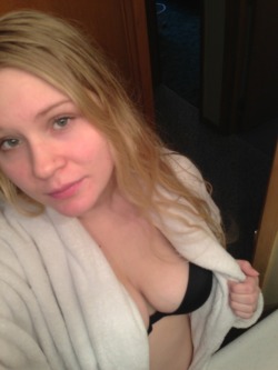 curiouswinekitten2:  I love cleavage Sunday! :) Annawolfhall  💋💋💋.  Thank you for submitting to cleavage Sunday!!!