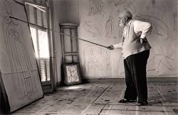 semtitulo2:  Matisse realizando estudos para a Capela de Vence, 1950. Foto de Robert Capa 