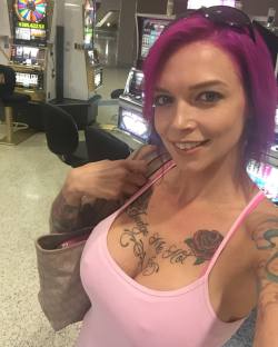 annabellpeaks:  #slotmachines in the airport, yep im in #Vegas  (at Las Vegas McCarran Airport (LAS)) 