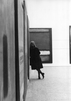 beirrut:  Photograph taken by Sandra Lousada at the first Rothko exhibition held in the UK at the Whitechapel Gallery , 1961. 