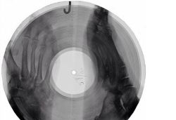 omniscient-being:  objectoccult:  Before the availability of the tape recorder and during the 1950s, when vinyl was scarce, people in the Soviet Union began making records of banned Western music on discarded x-rays. With the help of a special device,