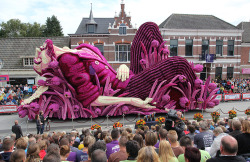 culturenlifestyle: Annual Parade in the Netherlands Pays Homage to Vincent van Gogh with Massive Flower Floats The Coro Zundert parade in the Netherlands celebrates the country’s reputation as a global supplier of dahlia flowers since 1936. This year