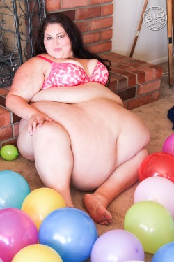bigcutieellie:  It is a blubbery birthday celebration and I would love for you to join me. I love all of my curves and my gigantic massive tummy is terrific in this set!  See this and sooo much more at: Ellie.bigcuties.com
