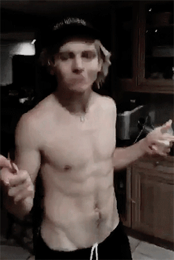 gayforknowles:  “just in time for dinner, a shirtless ross appears” 