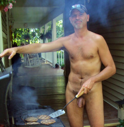 unclelucas:  naked-hiker:  Naked BBQ  Watch the grease!!!