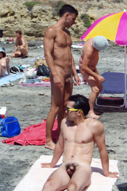 benudeandfree:  naked guys are happier  :)