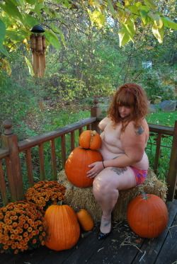 naked-yogi:  yooanniee:  Pumpkins are the best, even if they do roll around at night and break their stems.  This photo is stunning. I also must point out that the little pumpkin on top reminds me of a bum…   please give this more notes this photo is