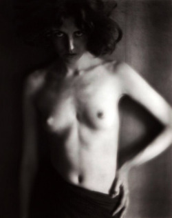 zzzze:  Edward Weston, First Nude,1918 
