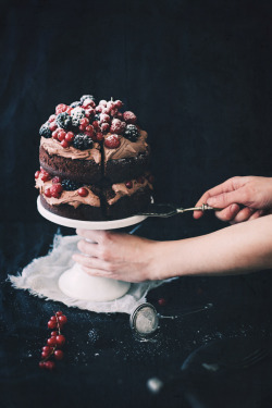 sweetoothgirl:  CHOCOLATE MASCARPONE CAKE WITH BERRIES