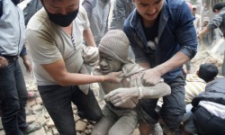 random-and-interesting:Nepal Earthquake: Over 1,000 deadA powerful earthquake struck Nepal Saturday, killing at least 1,180 people (expected to rise) across a swath of four countries as the violently shaking earth collapsed houses, leveled centuries-old