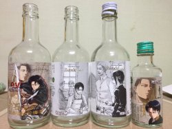 Empty bottles and peeled-off labels (The backs of which contain character profiles) of the Shingeki no Kyojin Hibiki no Sato wine line featuring Erwin, Hanji, and Levi!More about the SnK x Hibiki no Sato merchandise here!