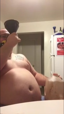 inkedfatboy:  fatguyworld:  Fatboy funnel feeding himself and enjoying it.  Love!!! Hot as hell!