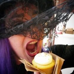 Mistress Alice demonstrates proper #cupcake eating technique while wearing a #gothic #bridal #veil at #cako near #unionsquare in #sanfrancisco during the #bridesofmarch #cacaphonysociety #wedding themed #flashmob. #march15th #ides #weddingcake #silly