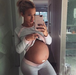 A reminder that one year ago Tammy Hembrow was the sexiest pregnant woman ever.Follow her: http://tammy-hembrow.tumblr.com/archive