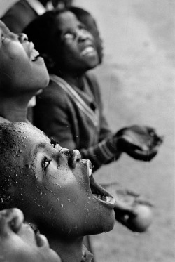 fotojournalismus: School children during a rainstorm, Lesotho, 1981. Photo by Chris Steele-Perkins 