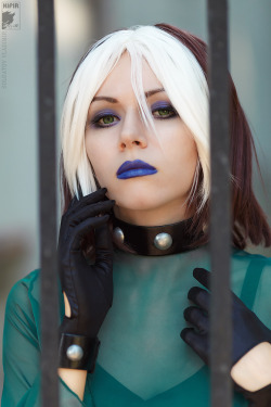 demoni:  chicheroines:  I Need YouRogue from X-Men, cosplay by *Ryoko-demon, photography by ~Kifir  GAHHH AND IT’S X-MEN: EVOLUTION ROGUE TOO &lt;3This cosplay is so insanely spot-on. 