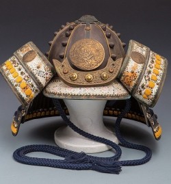 armthearmour:A lovely Kabutō, Japan, Muromachi period, from Centurion Auctions.