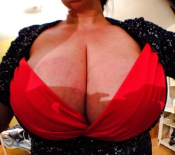 stossgebete:  My new dress 👗! Still no bra! 😍 I love the feeling of bouncing udders and the thought of an accidental exposure in public showing my sore and swollen dugs while milk is dripping! 🐮🐮 That’s what I call a perfect day  💋