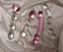 l0stkeys:  wombflowers:  slaphishideousbeautifulface:  bridgesx:  alanakitten:  daddyslittleangelxo:  I want the heart wand dildo  it’s an anal plug but yeah I’m getting this soon (:  guys how can all this enter the vagina im so confused someone
