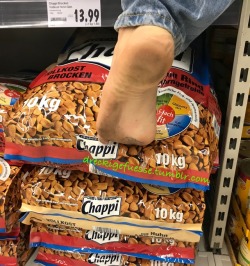 dreckigefuesse:  Even in fall/winter time I am going grocery shopping barefoot from time to time. The rules to be either barefoot or wear the torturing insoles with bare feet in my shoes makes it even more likely in order to get a break from the painful