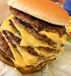 yummyfoooooood:  Huggggggge Gooey Cheeseburger