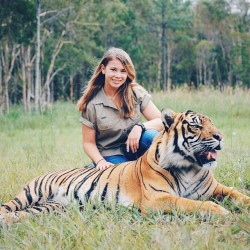gayscalyoctopus:  boredpanda:    Steve Irwin’s Daughter Is Now Grown Up And Keeping Dad’s Legacy Alive    WOW She looks SO much like her father in the second photo