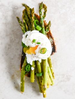thechocolatebrigade:  Roasted Sesame Asparagus Toasts with Poached Eggs 