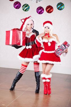 kamikame-cosplay:  Check out this adorable shot of Jessica Nigri and Yaya Han wearing Christmas Photo by Pixelette Photography  