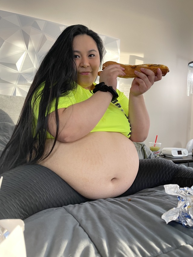 mochiifeedii:My belly is already SO BIG&hellip;another footlong couldn&rsquo;t hurt 🤤