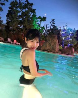 soimort:  谷口めぐ Megu Taniguchi - Instagram - Sat 07 Sep 2019  この前、初めてナイトプールに行ったの✨ 綺麗なプールだったな〜！この写真、小さく三日月がみえててとってもお気に入りの1枚です📸