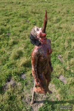 aprettyoffering: The ad called for a model not afraid to get dirty. 躔 for a day’s worth of work? Why the hell not? “We’re going for extreme realism here, Emily.” “Okay. So, like Cannibal Holocaust right? Two poles with a hidden bicycle seat?”