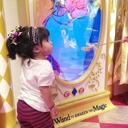 Espejito espejito quien es la nena mas bella #disney  (en Disney Store)