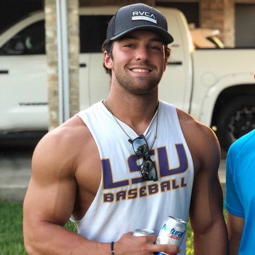 fish306782:  frattystuff:Ultimate southern frat jock his face just tells you he dont pull out;)