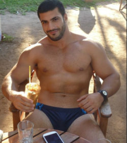 hairymenpix:  Hot men in your area are looking for no-strings fun: http://bit.ly/1Ovlwb6  Lo adoro