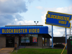 your90s2000sparadise:Blockbuster and Hollywood Video, movie rental places of the 90′s early 2000′s