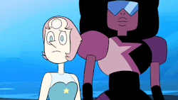 Garnet puts her hand on Pearl&rsquo;s shoulder a lot. In &ldquo;Serious Steven&rdquo; and &ldquo;Coach Steven&rdquo; its a gesture of reassurance like &ldquo;don&rsquo;t worry, its ok&rdquo; and Pearl usually responds to this despite it not being followed
