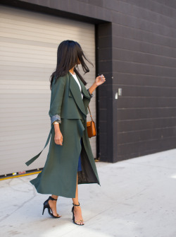 delrussos:  streetssavoirfaire:  justthedesign:  Draped Trench Jacket: Sheryl Luke is wearing a matte bottle green draped trench coat from French Connection   Streets Savoir Faire  runway//street style