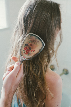 This is so pretty, I could die. It reminds me of when Sir brushed out my hair during our summer cottage days.