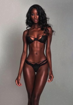 la-venere-nera:  Jazzma Kendrick (5′11″)   she is literally made of bronze