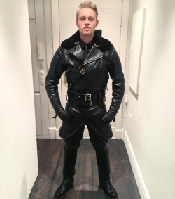 glovefuckforever: THE PERFECT LEATHER MASTER What a commanding pose.What a perfectly commanding leather outfit.Unit must obey.