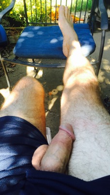 men-feet-cock:  hangingnaked:  Hanging out in the yard  Wish I was his neighbor! 