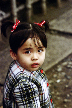 17-708 by nick dewolf photo archive on Flickr. tokyo, japan 1973 young girl with ribbons in her hair kameido tenjin shrine