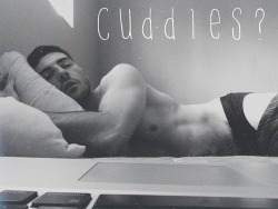 yellowasian:  sex-lies-and-bowties:  cuddles?  Yes please. Right meow. 