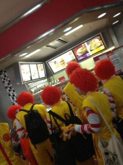 thatfunnyblog:  so in japan they have this thing where you dress up as ronald mcdonald and you get free food
