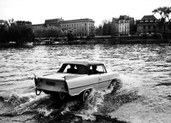 Alfred Eisenstaedt - Amphibious car crossing the Seine, 1963.